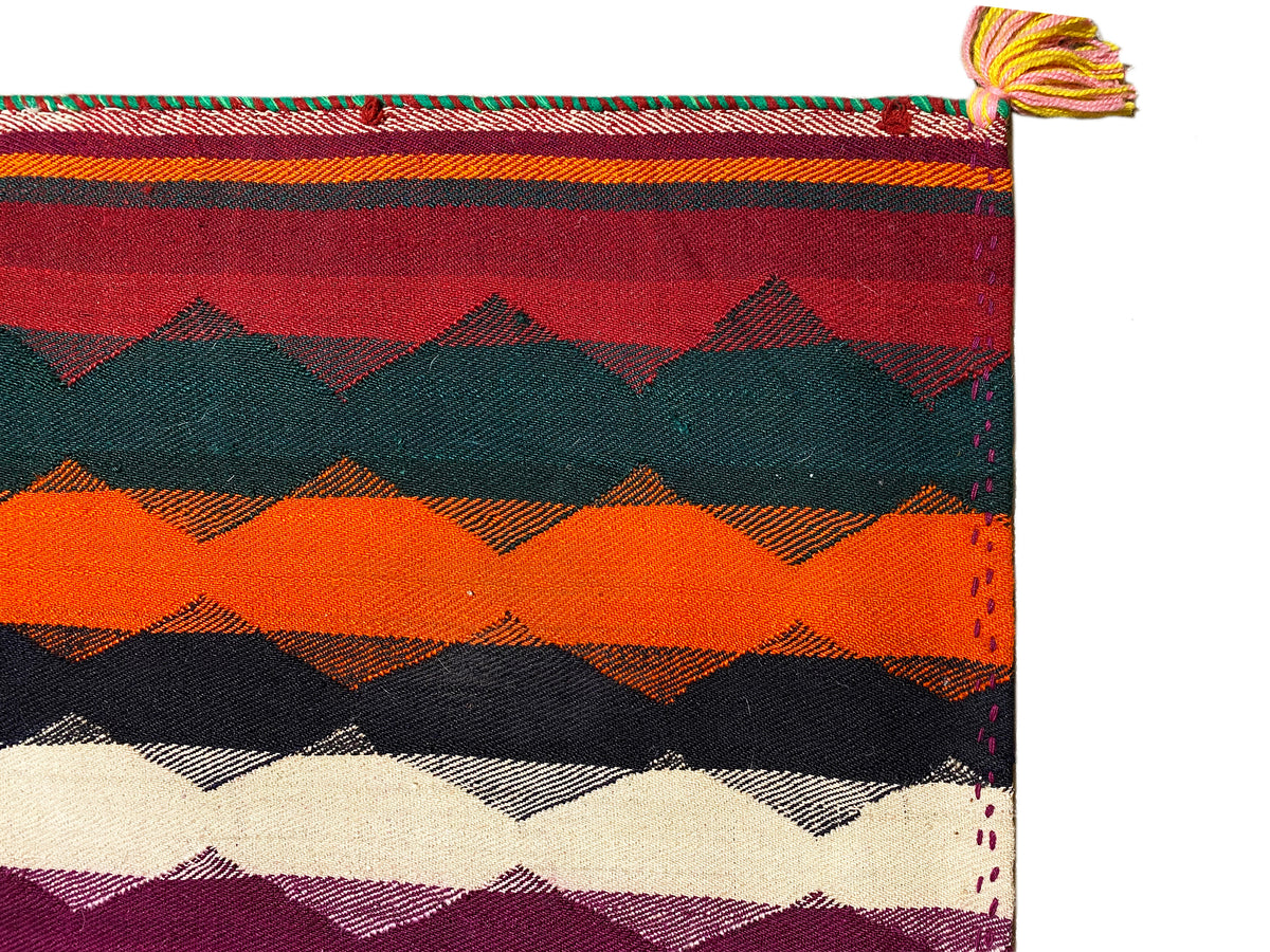 Jajim-coin de tapis avec des rayures colorées et des franges sur le bord