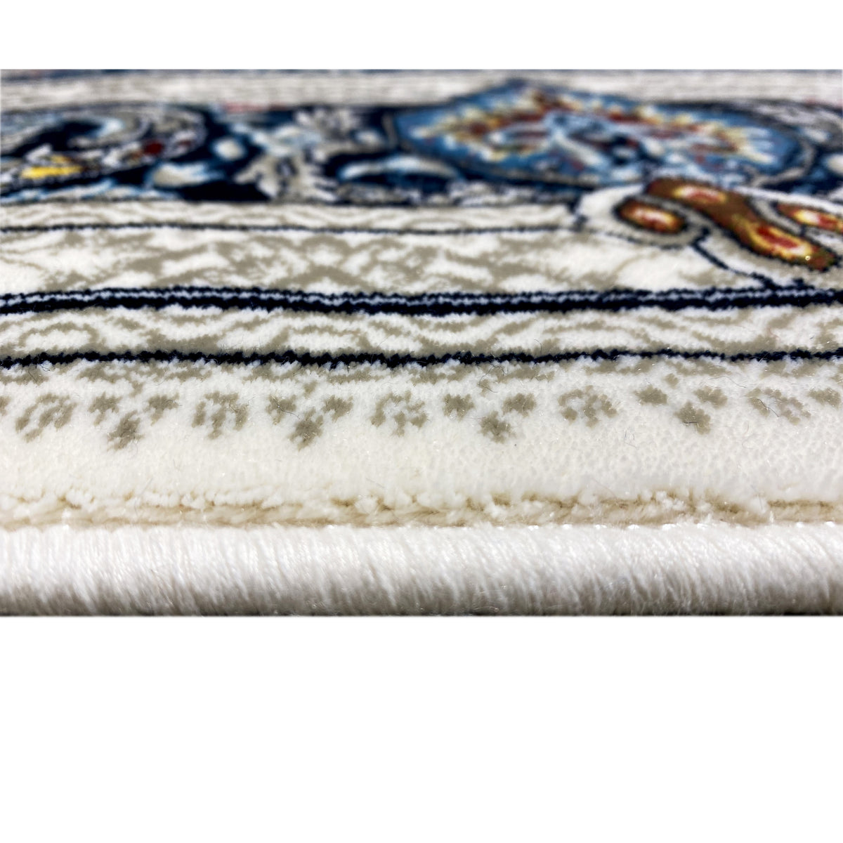 Gros plan : franges et bordure en tissu d’un tapis oriental crème avec une bordure détaillée bleue