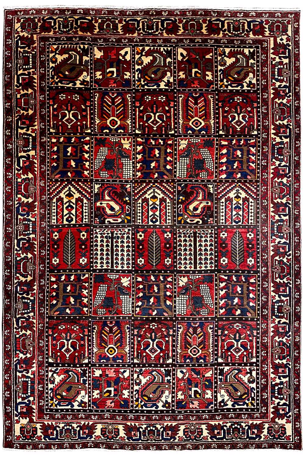 Tapis oriental Bakhtiari, vue de face : motif rouge avec ornements emboîtés et bordure