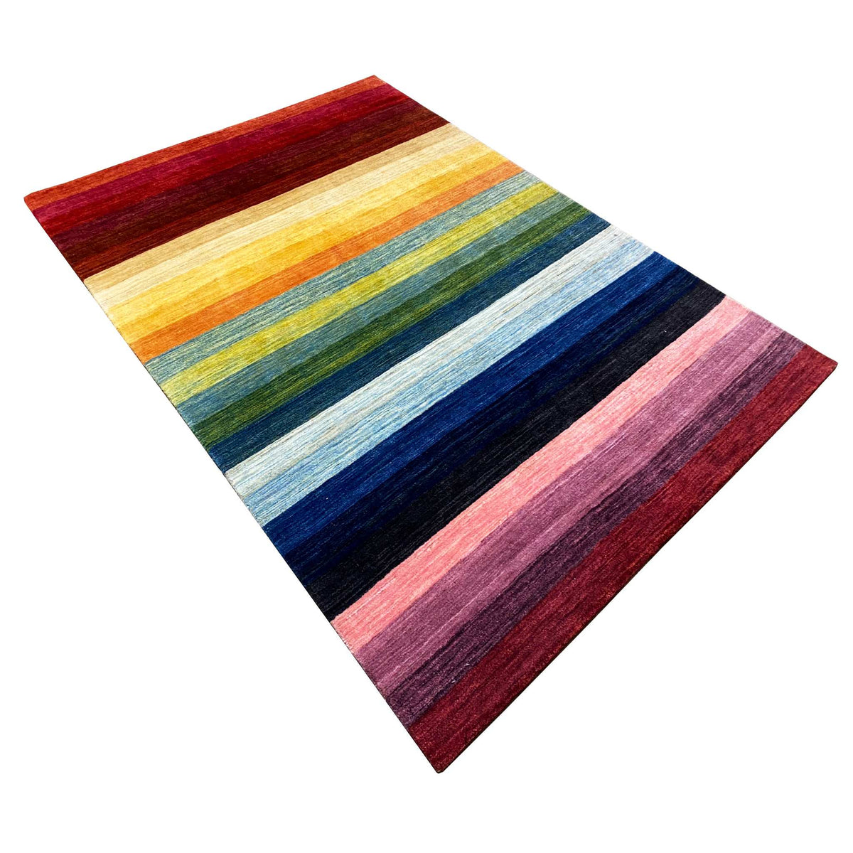 Tapis gabbeh à rayures jaunes, vertes, bleues et rouges, présenté en biais