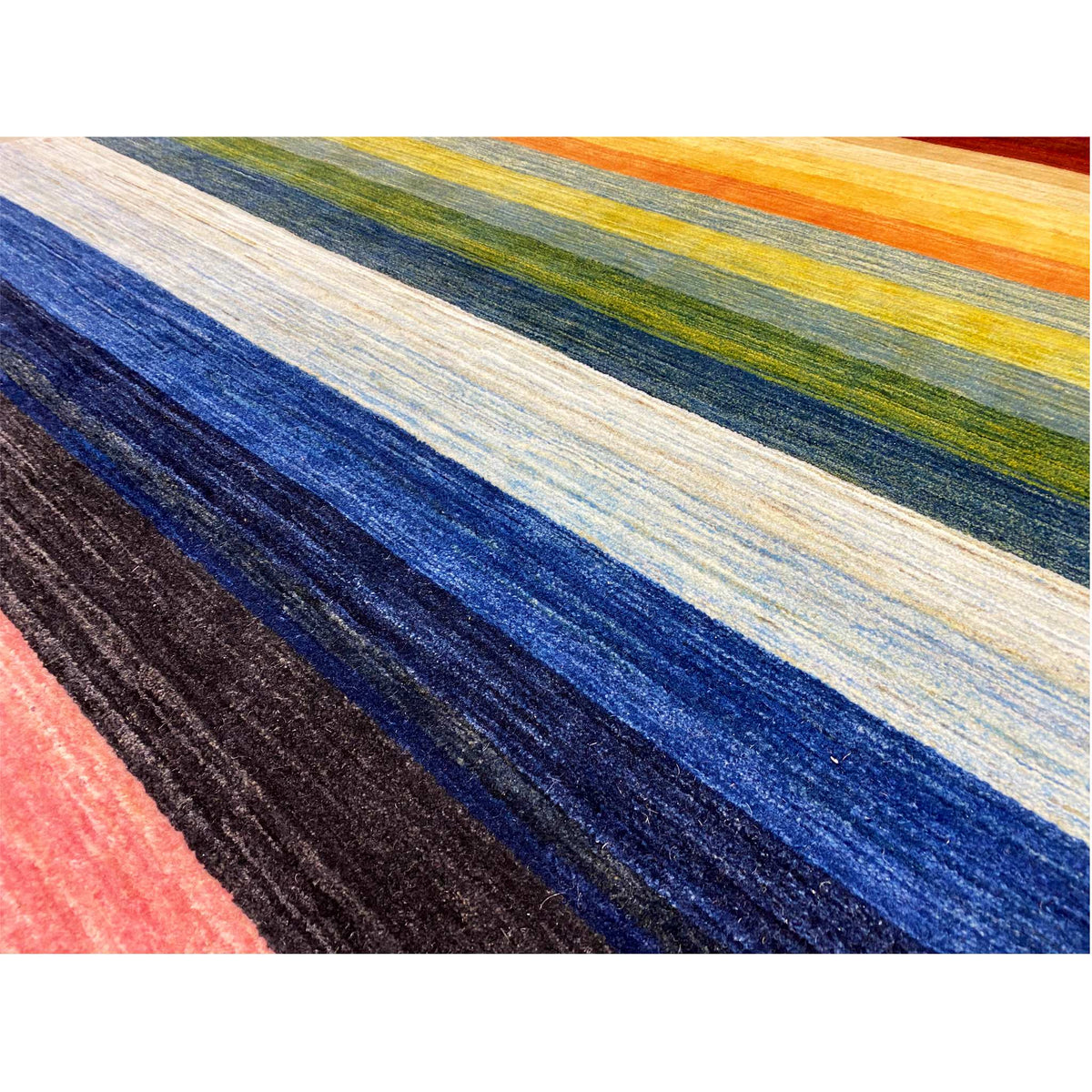 Gros plan : motif tissé à rayures en bleu, jaune, vert, rouge et beige