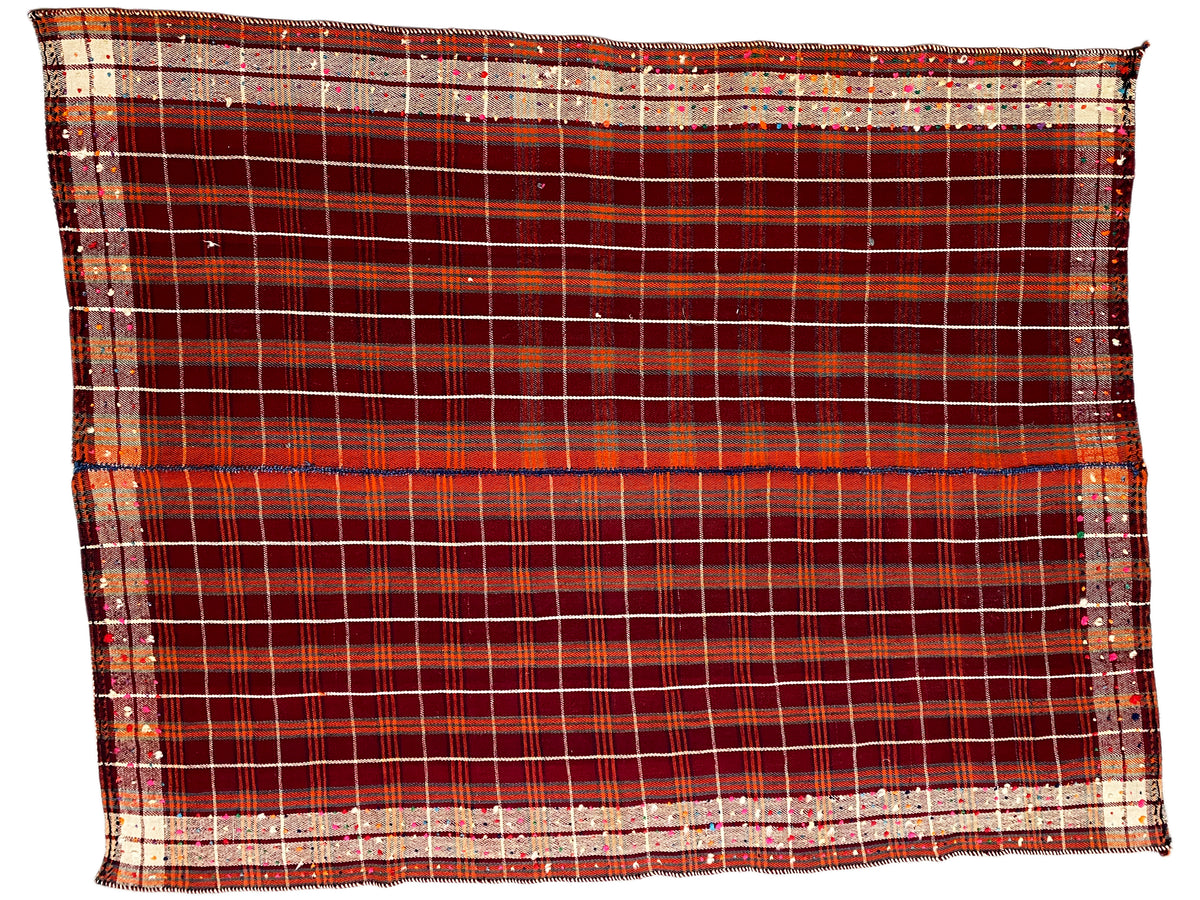 Tapis rectangulaire avec une large bordure en bas et un motif à carreaux rouges avec des rayures beiges