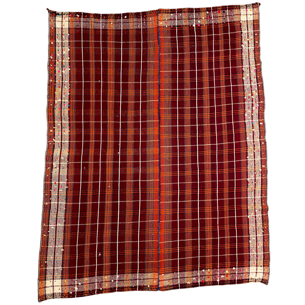 Tapis à l’aspect carré avec motif à carreaux rouge foncé et bordure beige.