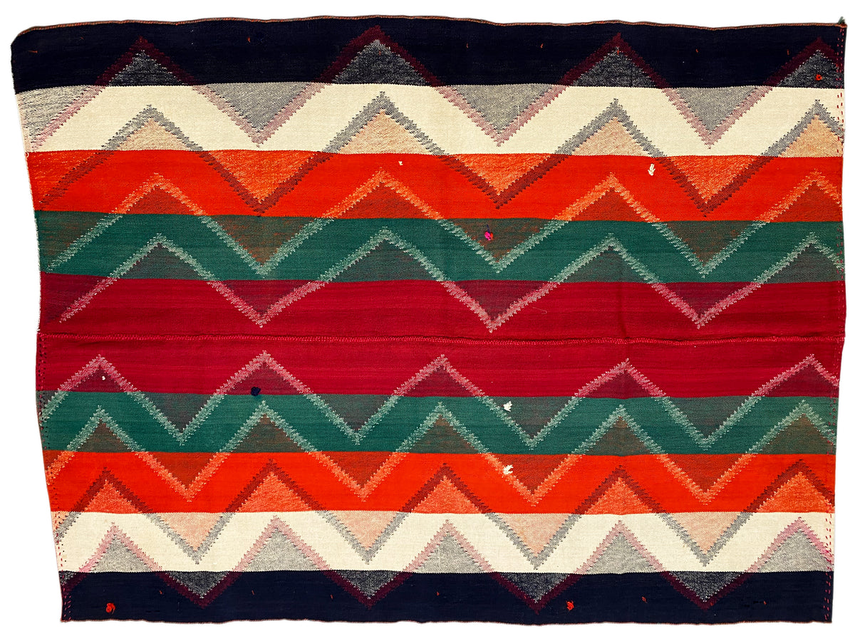 Tapis avec des zigzags et des rayures horizontaux rouges, verts, orange, bleu foncé et beiges