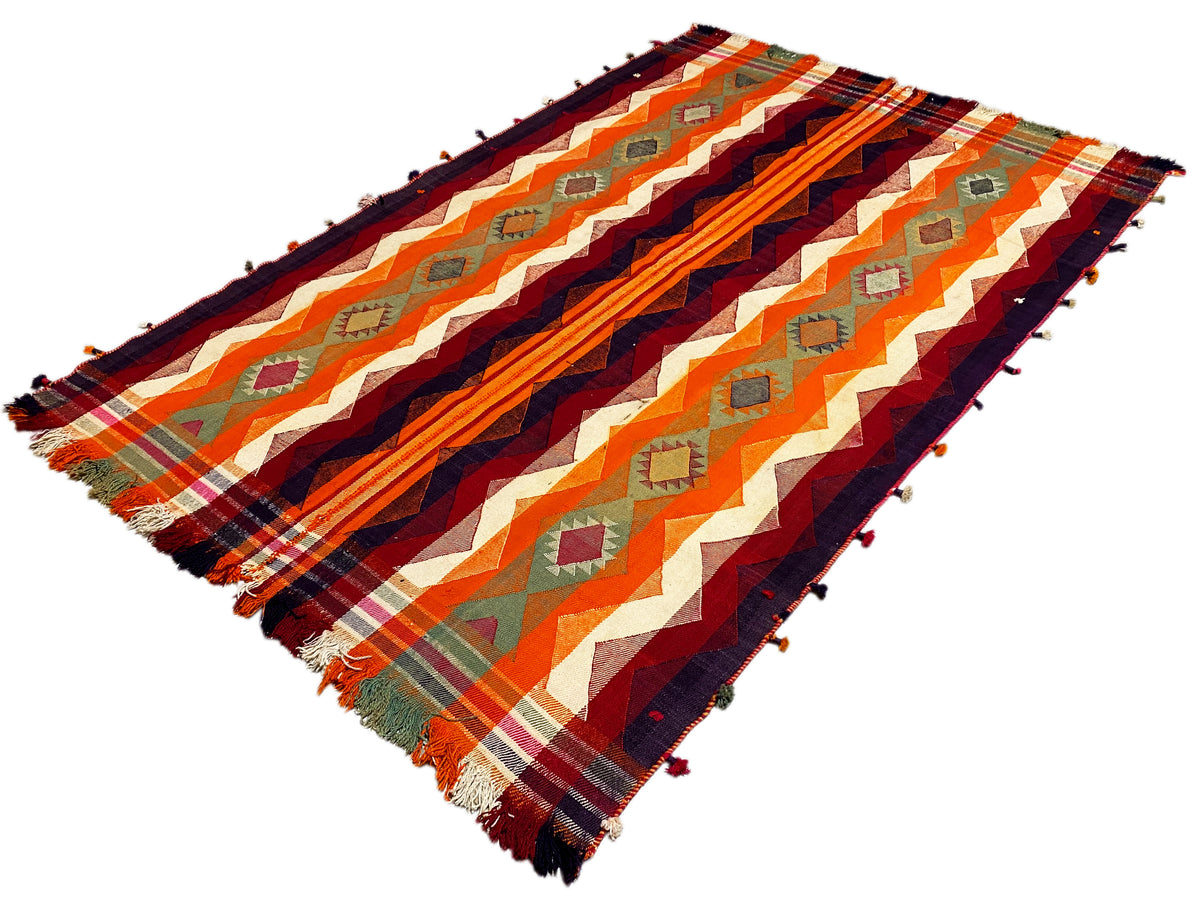 Tapis Jajim drapé en diagonale, motif zigzag multicolore avec franges