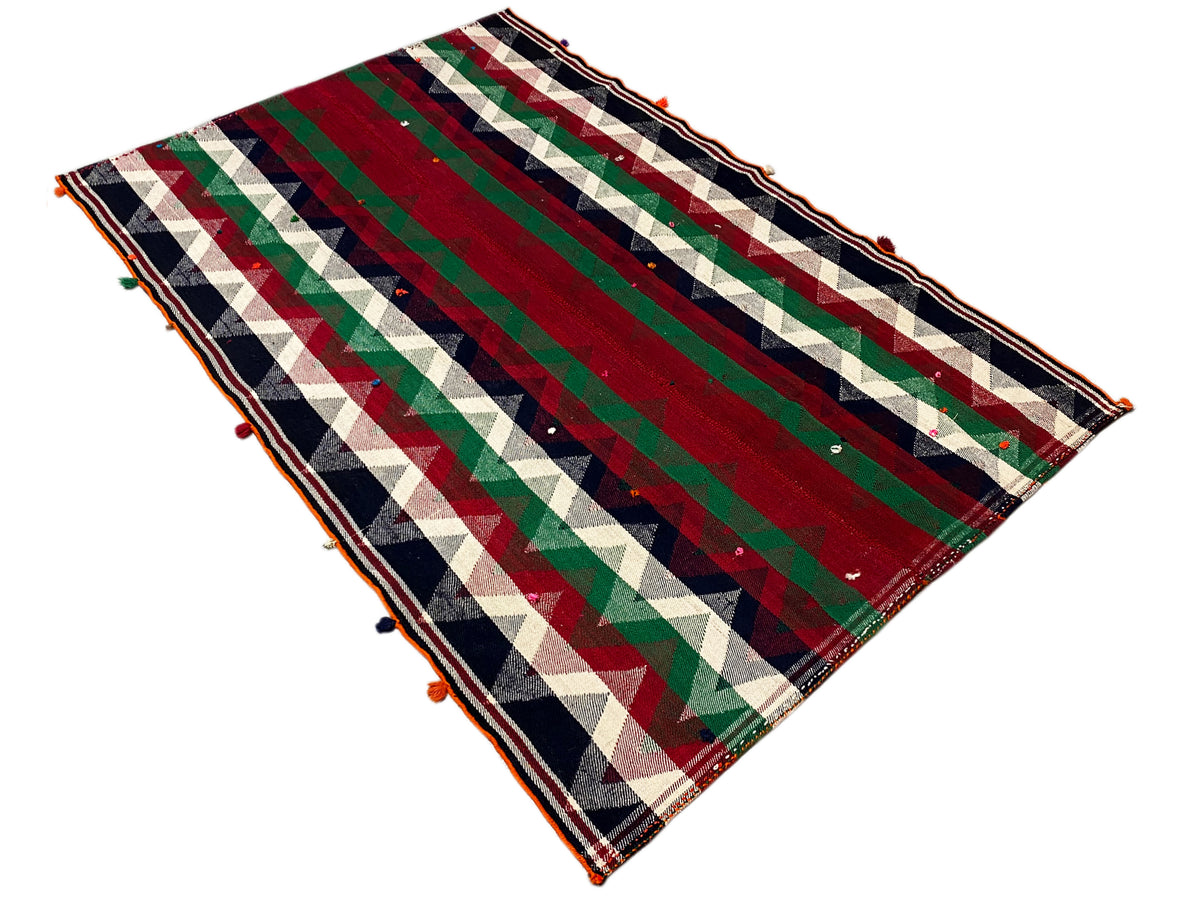 Tapis jajim en perspective oblique : motifs nets en zigzag et à rayures rouges et vertes