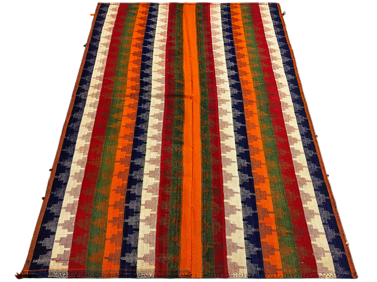 Tapis à rayures multicolores, disposé en biais ; orange, vert, bleu, rouge, beige