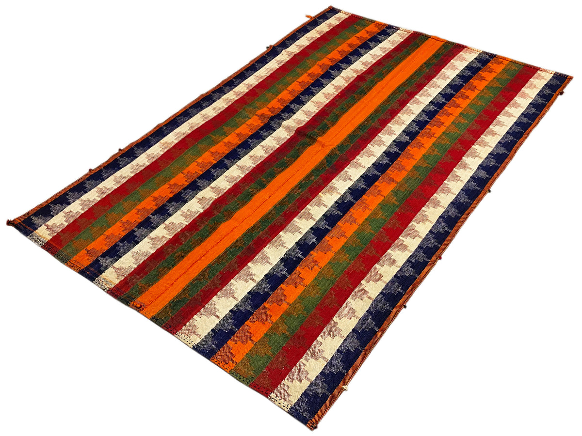 Tapis à rayures colorées vu en angle de trois quarts ; rayures orange, bleues, vertes, rouges et beiges