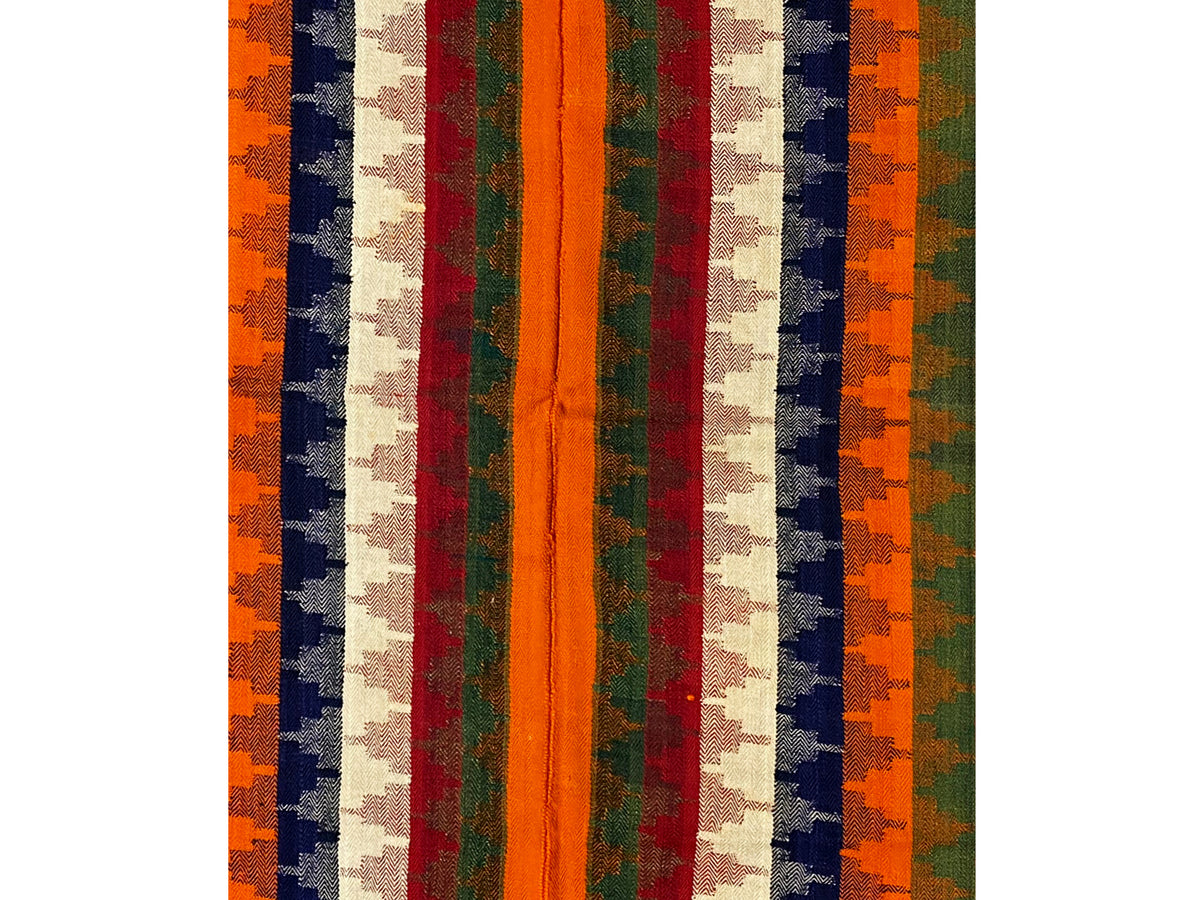 Vue détaillée du tapis : bandes de couleur verticales avec une bande centrale orange