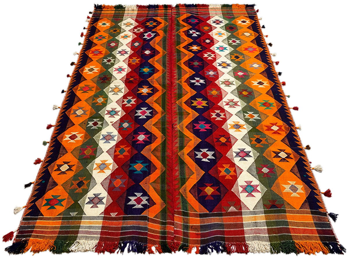 Tapis jajim grand format avec bordure orange et motifs en zigzag, franges