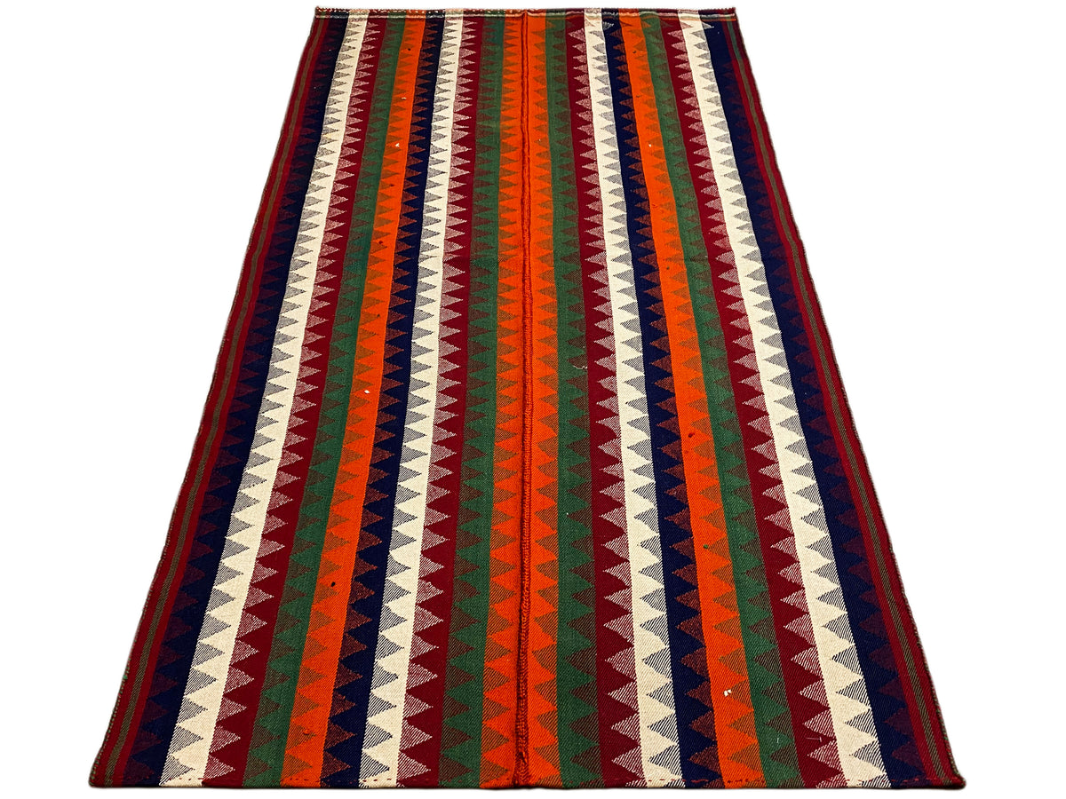 Tapis jajim en vue oblique : bandes en zigzag multicolores avec bordure sombre