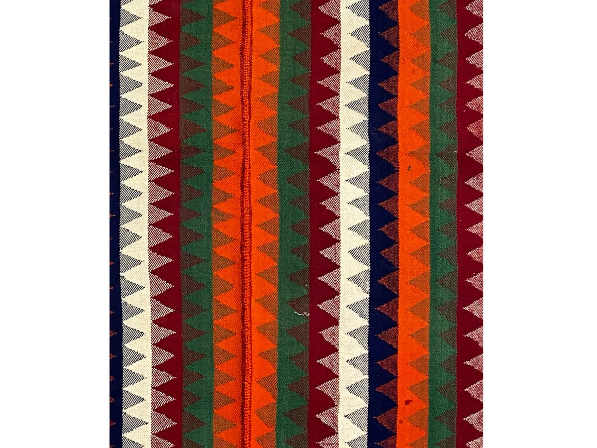 Gros plan : motif à rayures verticales en orange, vert, bleu, rouge et crème