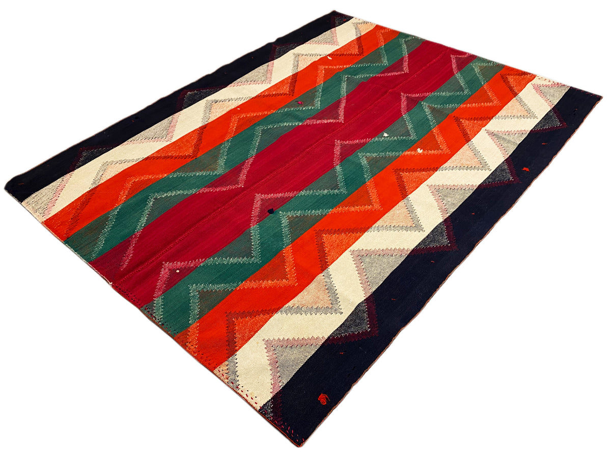 Tapis en coupe rhombique avec des rayures en zigzag rouges, vertes, orange, beiges et bleu foncé