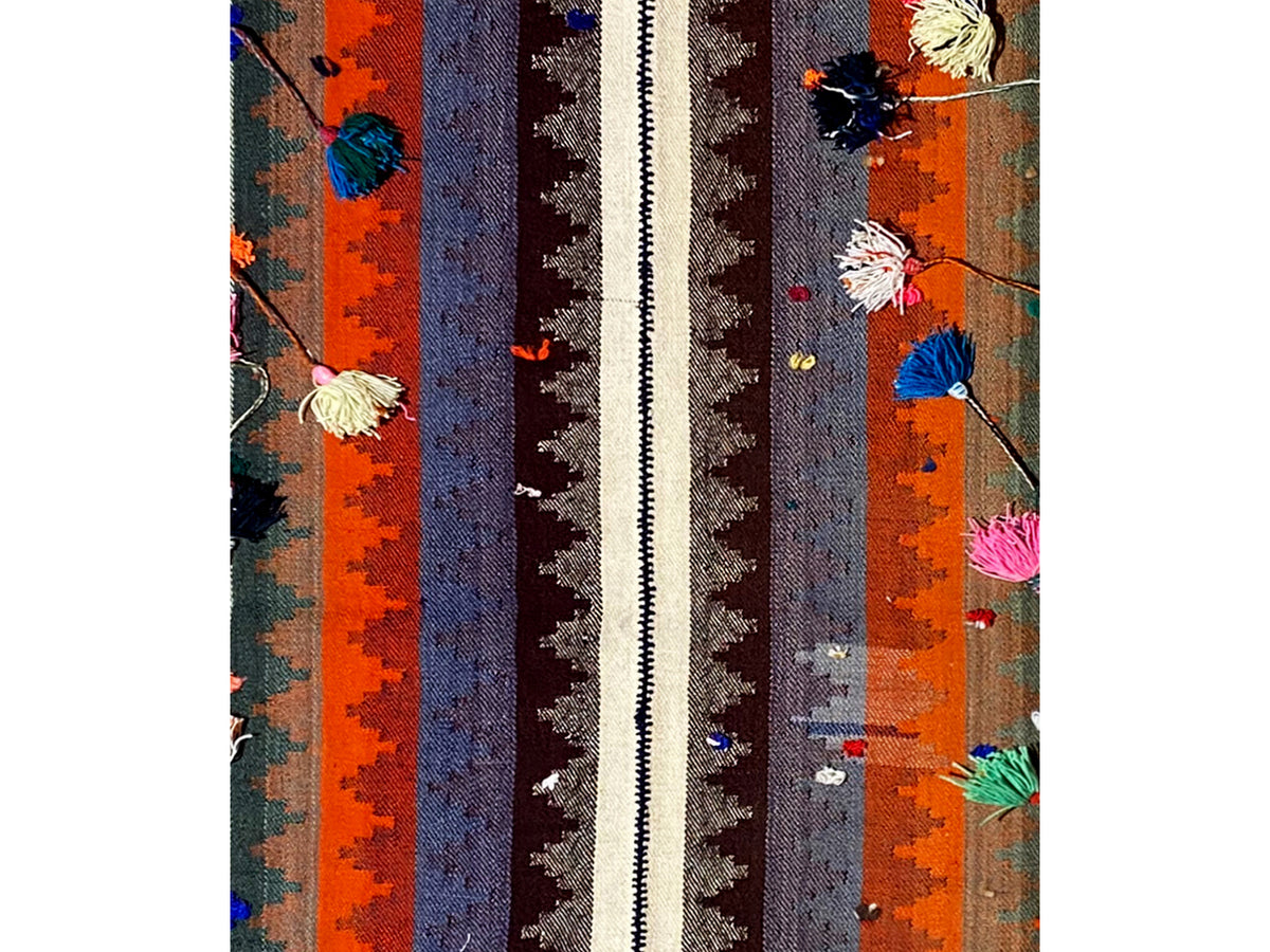 Gros plan : tapis à rayures verticales et ornements floraux colorés