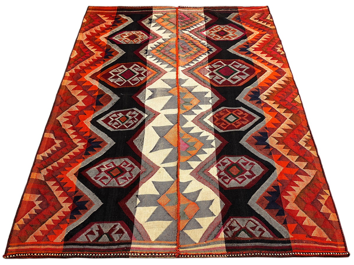 Tapis Jajim présenté en diagonale, médaillons symétriques en rouge, noir et crème