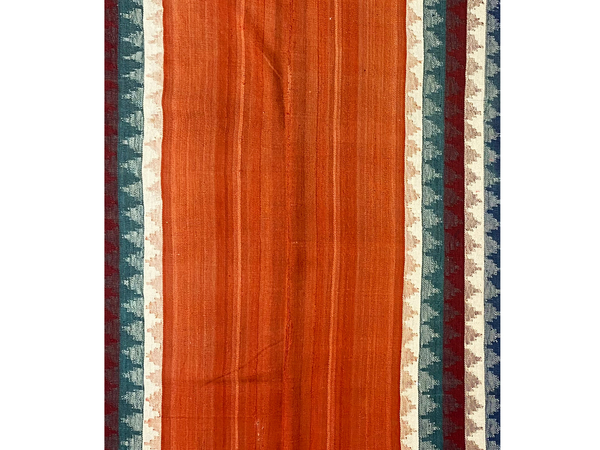 Jajim tapis vue de face : surface terracotta uniforme avec des bordures latérales rayées