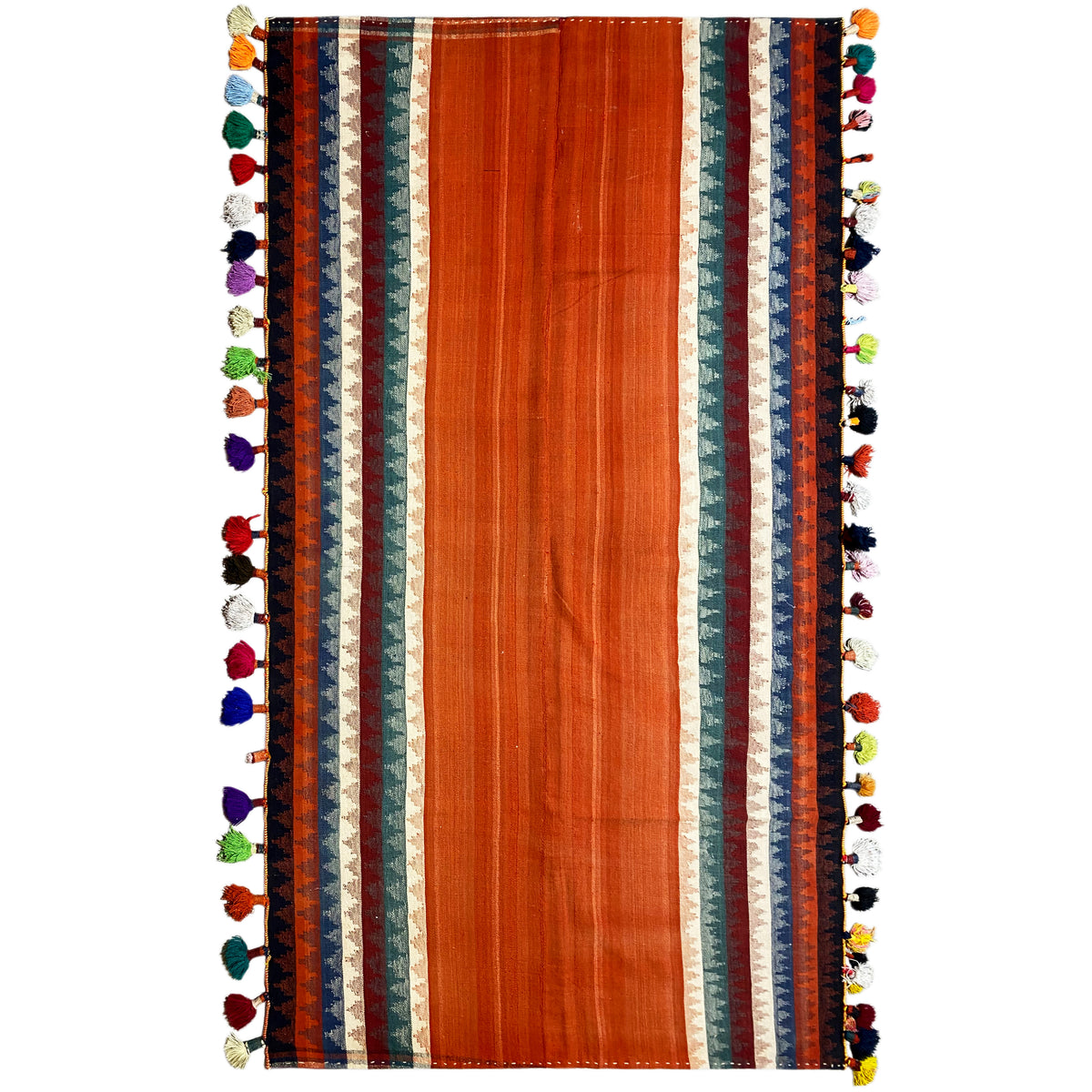 Tapis jajim terracotta avec des bordures multicolores et des pompons colorés sur les bords