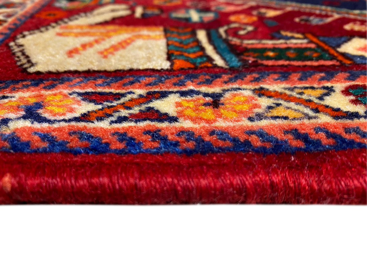 Tapis Poshti 64x64 cm, gros plan sur le velours et la bordure, rouge-bleu avec des touches multicolores