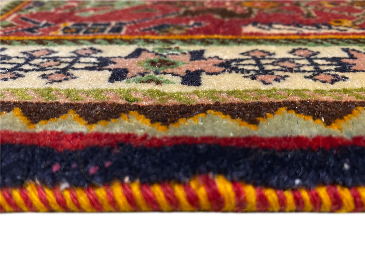 Gros plan sur le tapis Poshti 63x61 cm : bord tissé multicolore avec franges et texture très prononcée.