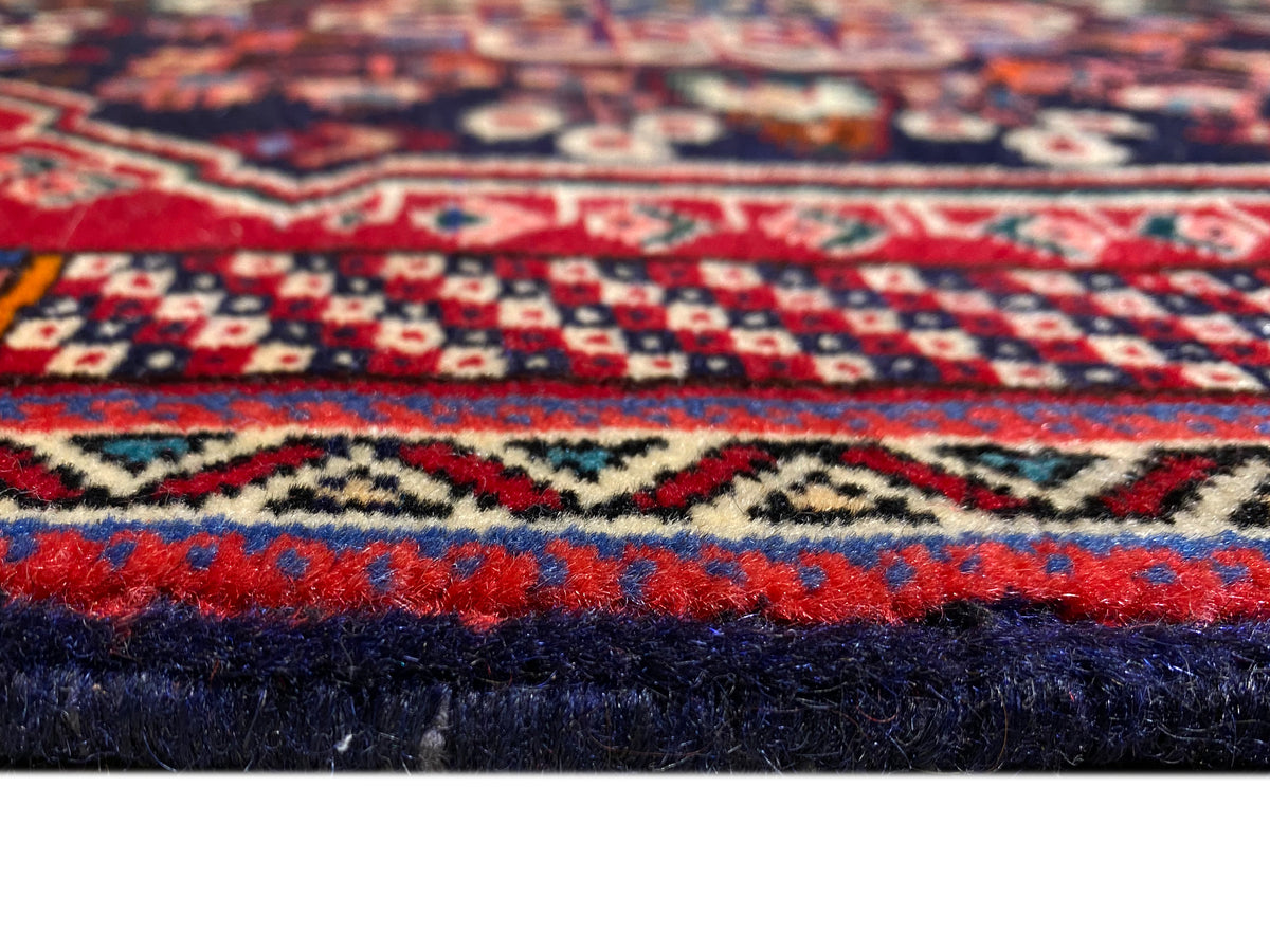 Tapis Poshti 66x63 cm Détail du bord : velours bleu foncé avec des accents rouges