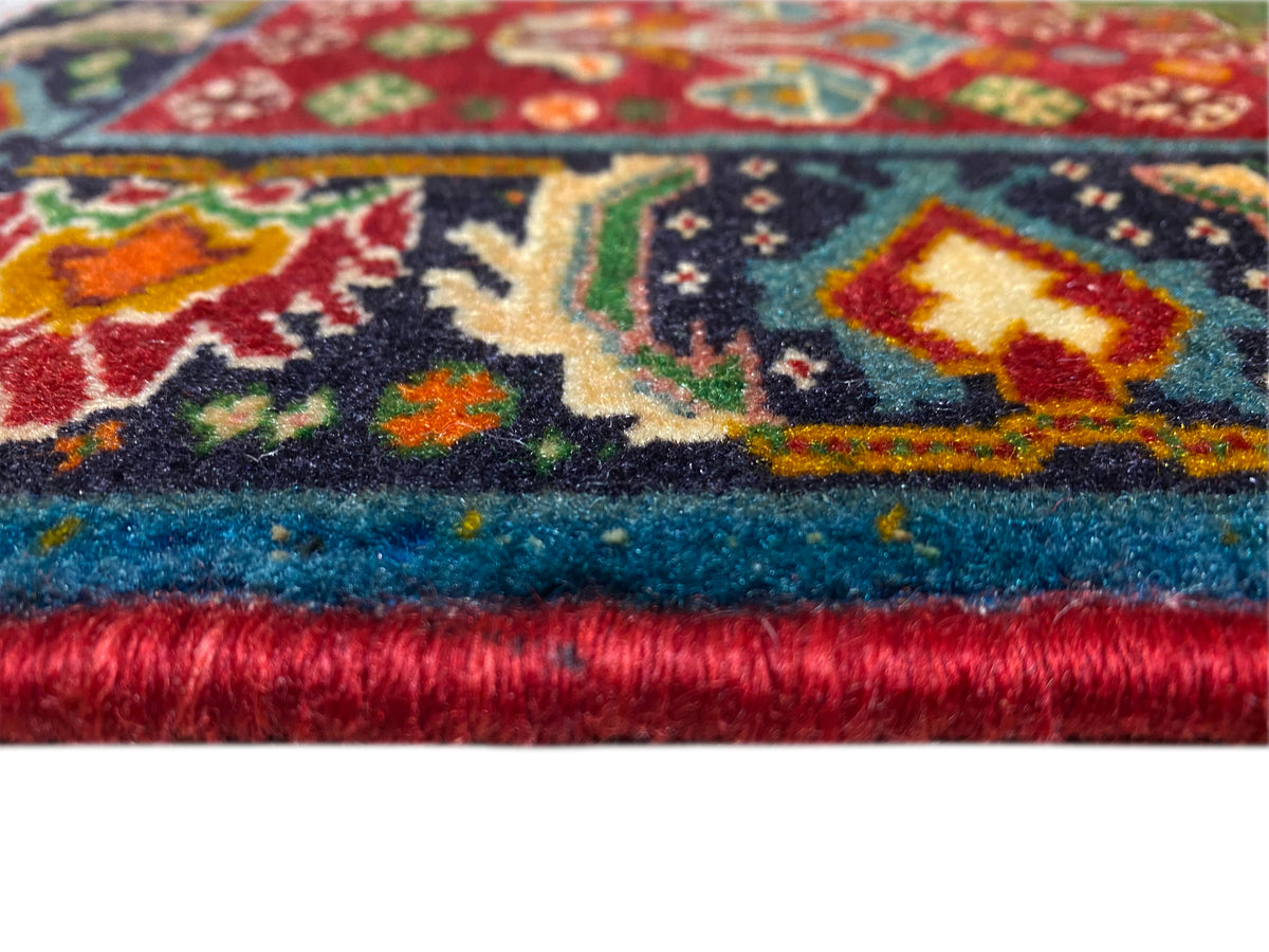 Bord de tapis en détail : motif ornemental multicolore et fibres denses avec finition à franges