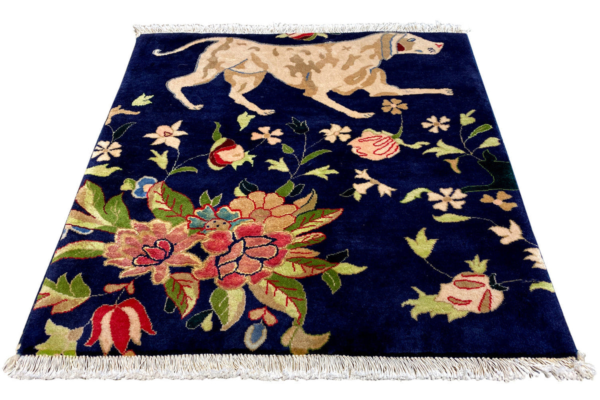 Tapis bleu à franges avec de grands motifs floraux et d'oiseaux