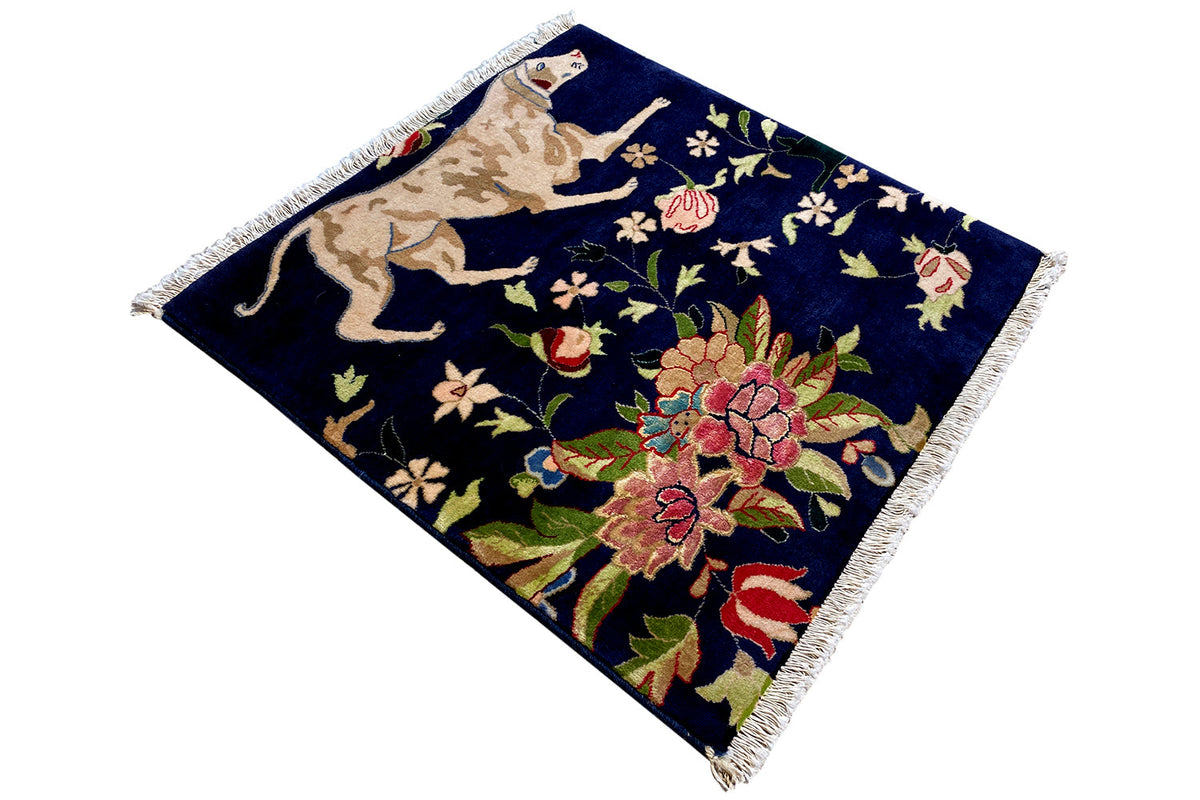 Tapis bleu à franges, motifs animaliers et floraux de style oriental