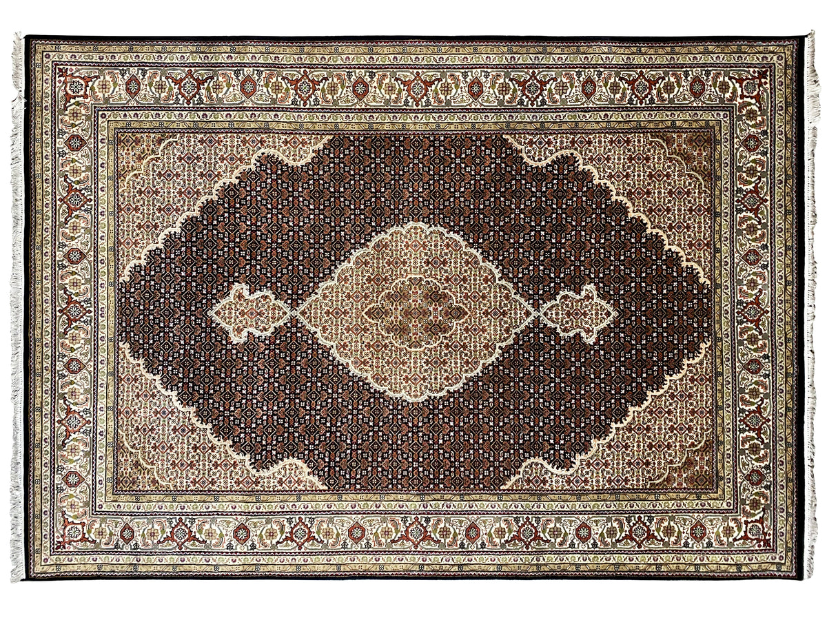 Tapis indo-tabiz brun à champ ornemental sombre et losanges clairs, vue rapprochée