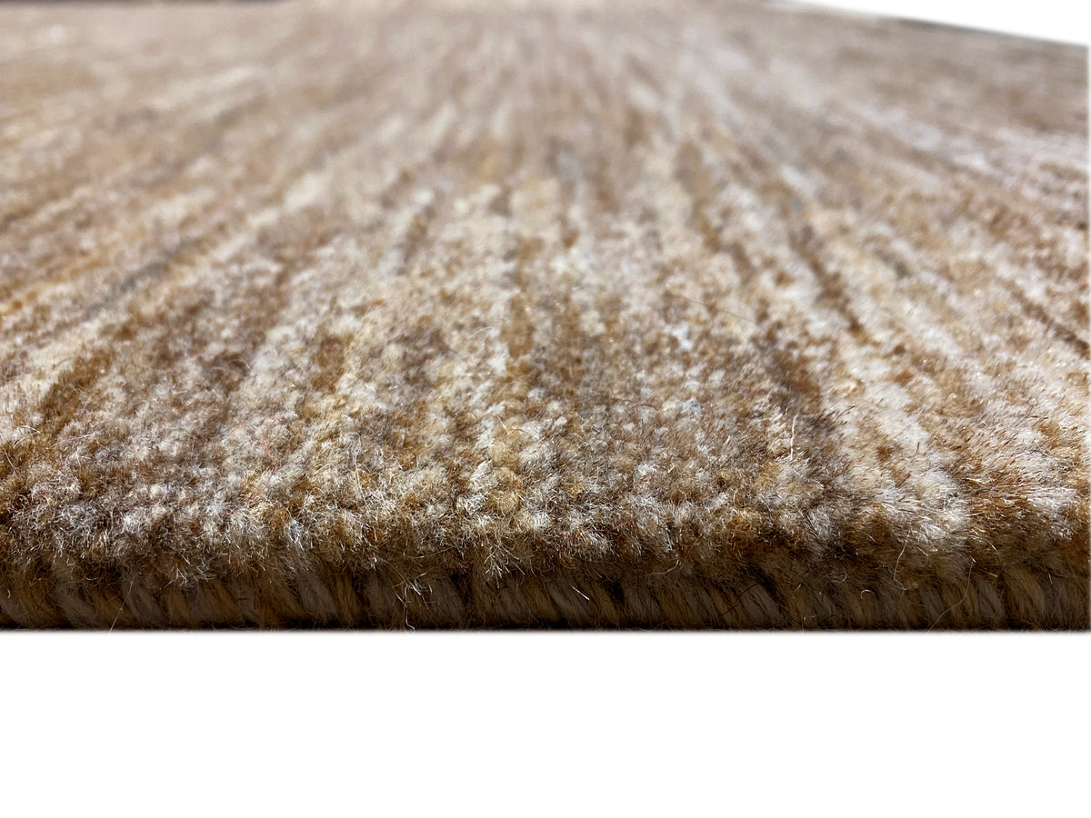 Détail du tapis Gabbeh : velours brun-beige, texture compacte à poils courts sur le bord