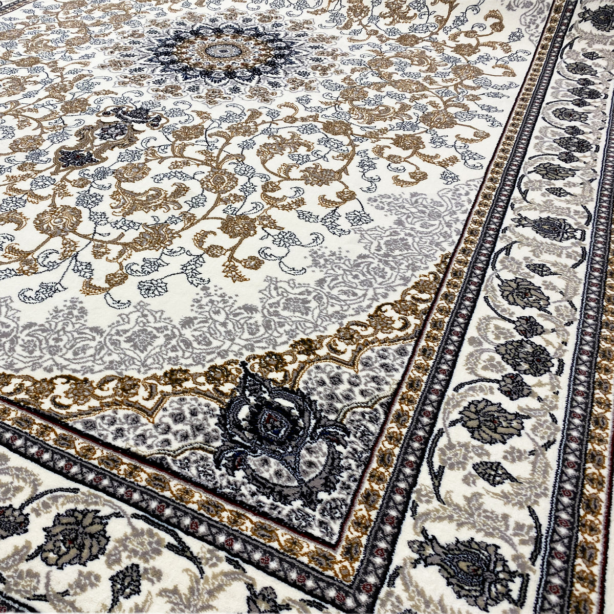 Vue rapprochée : tapis oriental Leyla aux motifs floraux dorés et à la bordure bleu foncé