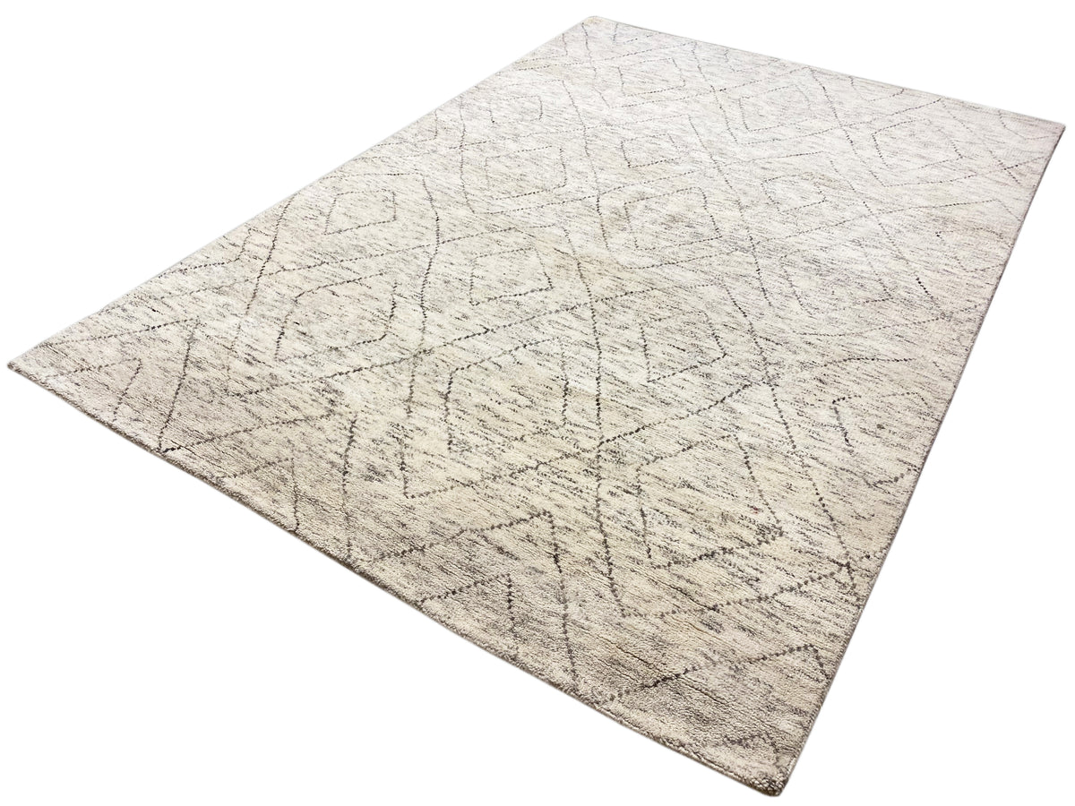 Tapis berbère rectangulaire, beige clair avec des lignes gris foncé, tissé à plat