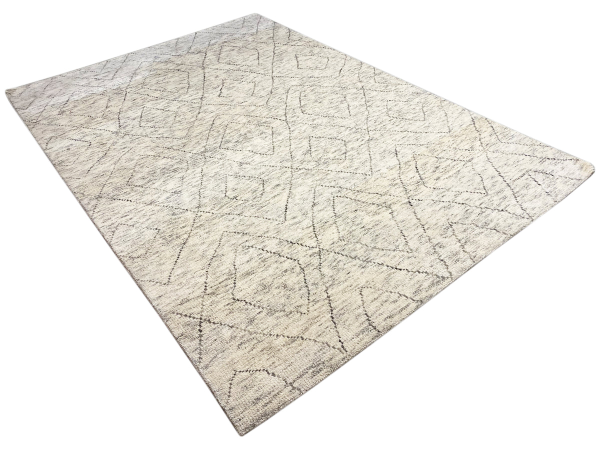 Tapis berbère rectangulaire, fond beige clair avec motif de losanges gris foncé, plat