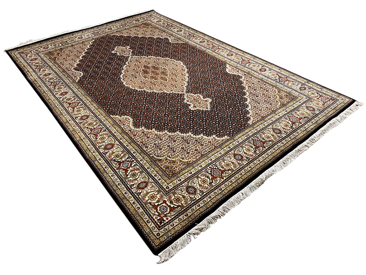 Tapis brun Indo-Tabriz déployé, avec motif central et bordure à motifs