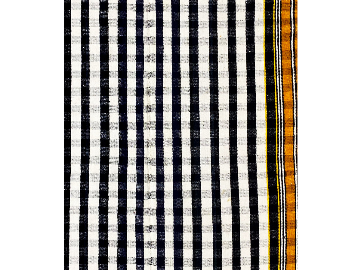 Extrait de tapis jajim avec des rayures noires et blanches et une étroite bordure jaune-orange