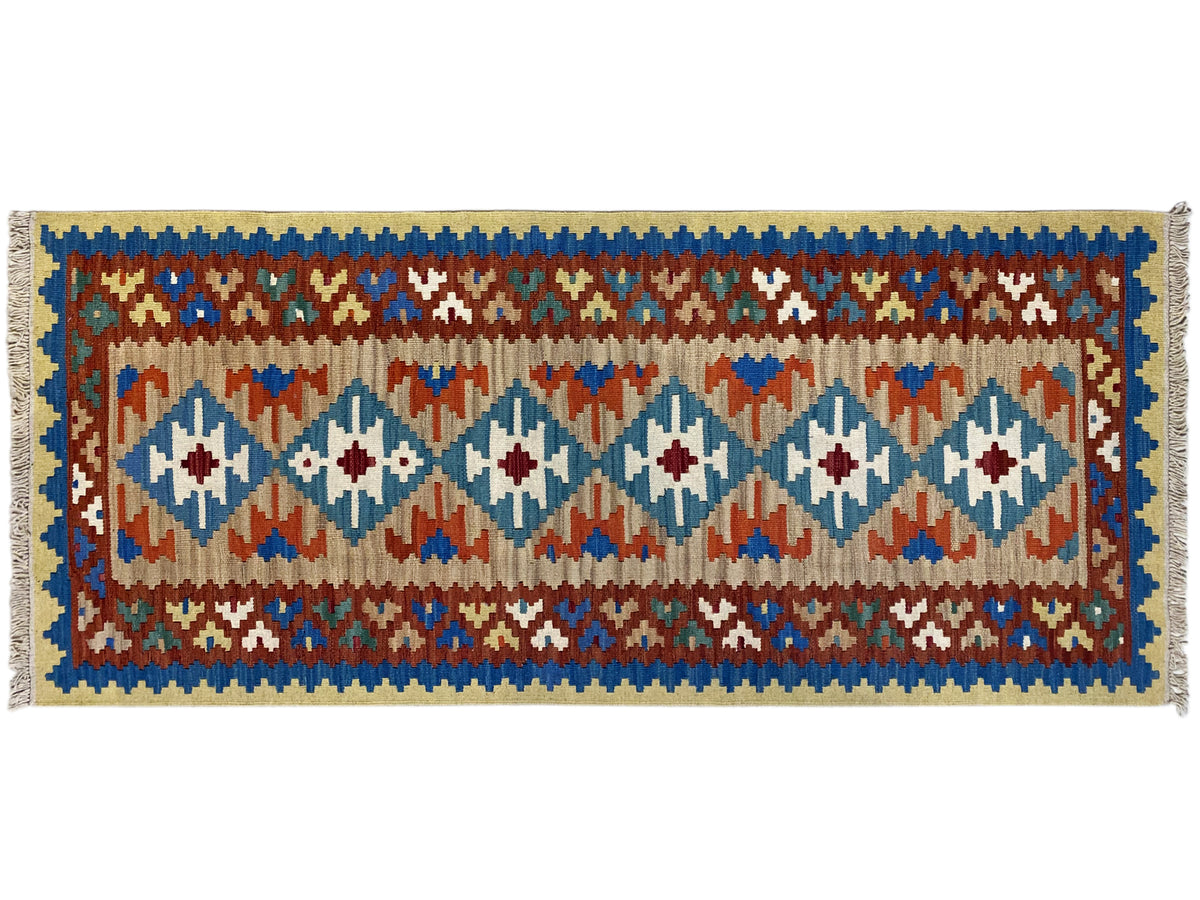 Tapis kilim rectangulaire, bordé de bleu avec des losanges multicolores et des bandes décoratives