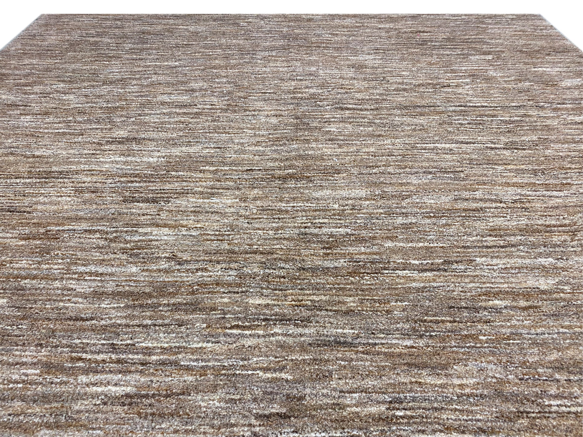 Gros plan d’un tapis gabbeh : jeu de lignes délicat, poils courts brun-beige