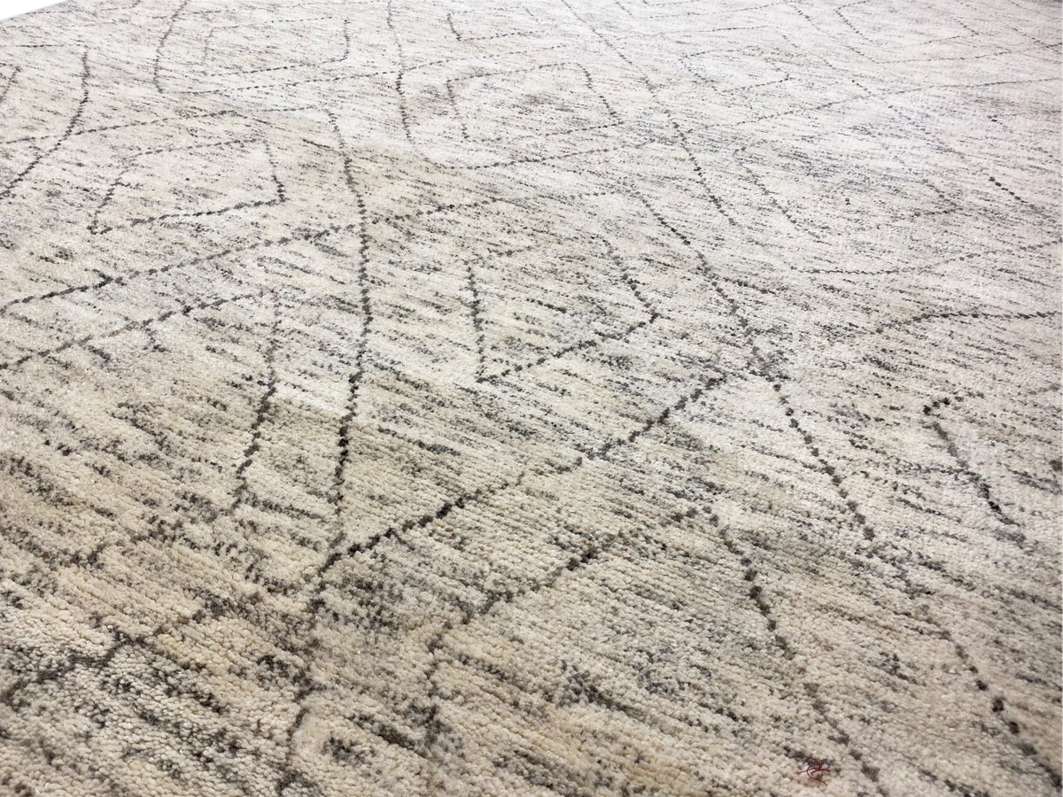 Gros plan : tapis berbère beige clair avec de fines lignes gris foncé et un motif tressé