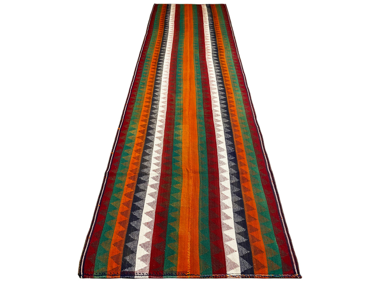 Tapis de couloir Jajim vu de face : rayures multicolores en zigzag, bords bordés