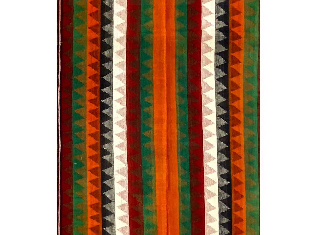 Gros plan sur le tapis de couloir Jajim : rayures verticales vertes, orange, rouges et blanches
