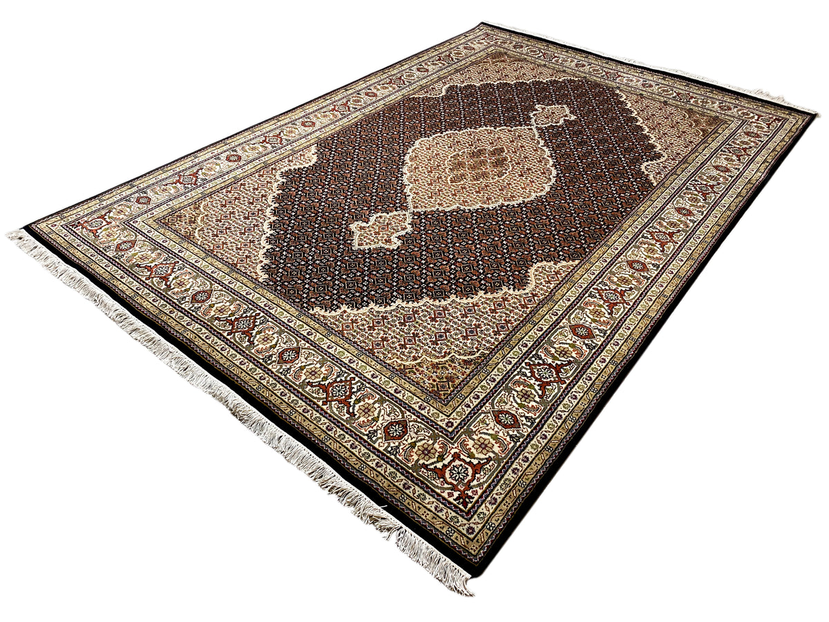 Tapis Indo-Tabriz brun disposé en diagonale, centre sombre avec médaillon beige