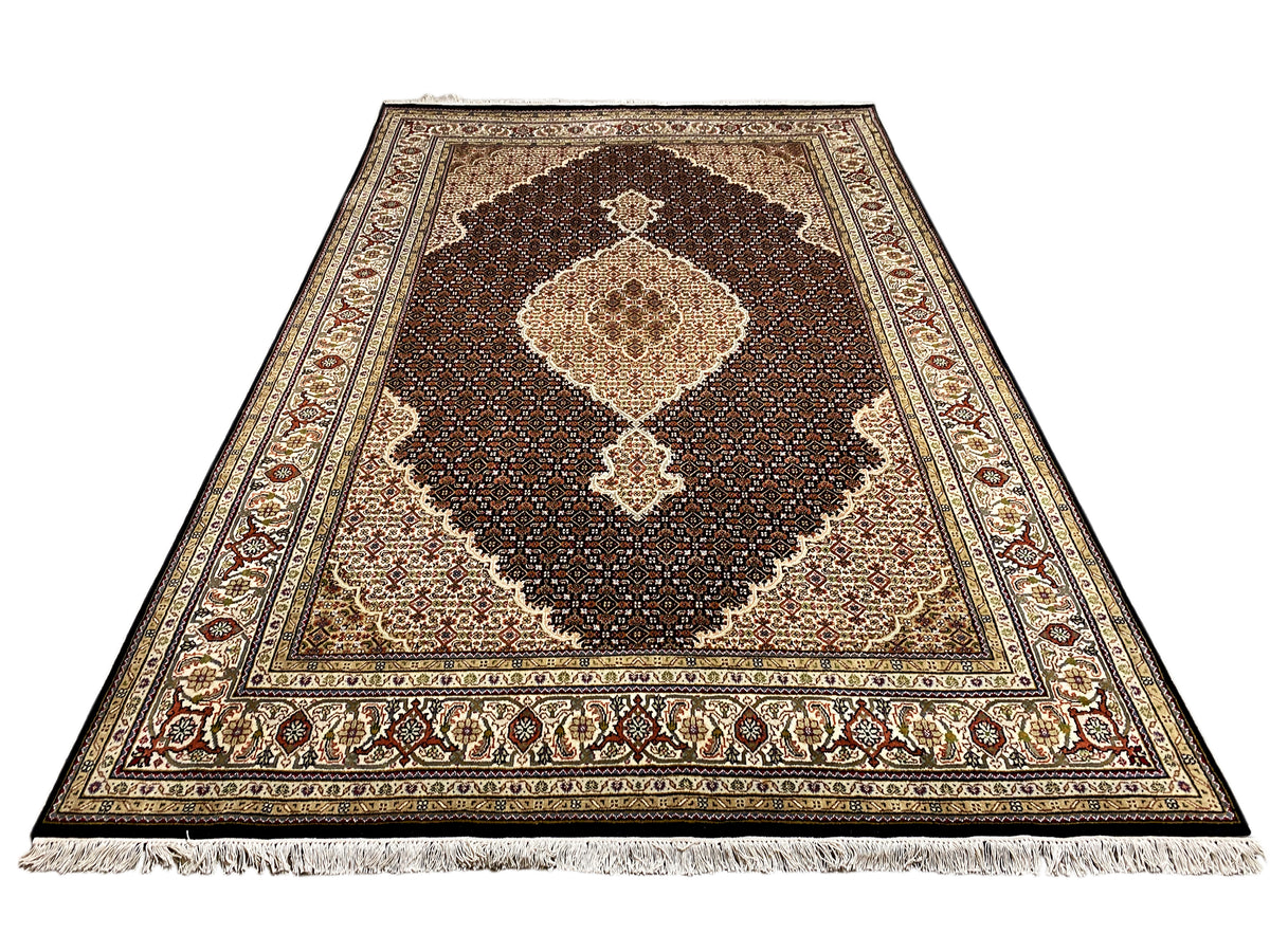 Tapis brun Indo-Tabriz avec grand médaillon et bordure ornementale, brun/beige