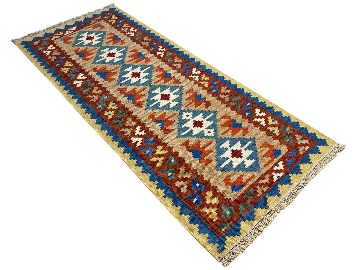 Tapis kilim rectangulaire étroit, motif bleu, marron, rouge et blanc sur fond beige