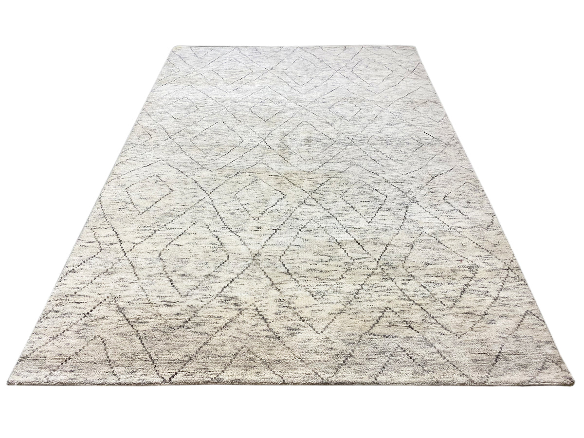 Tapis berbère, découpe triangulaire, beige clair avec des lignes en losanges gris foncé, plat