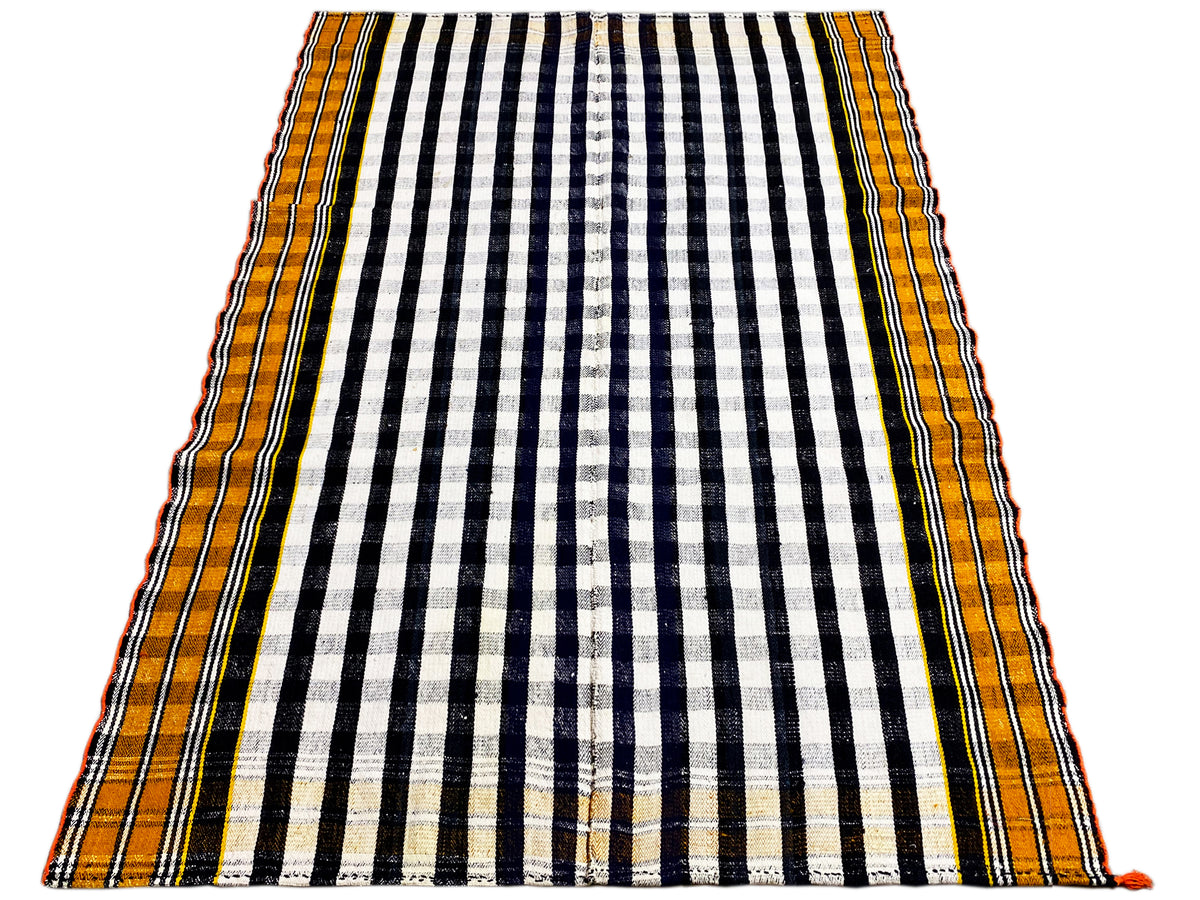 Tapis jajim rectangulaire avec quadrillage de rayures noir et blanc et bordure jaune-orange