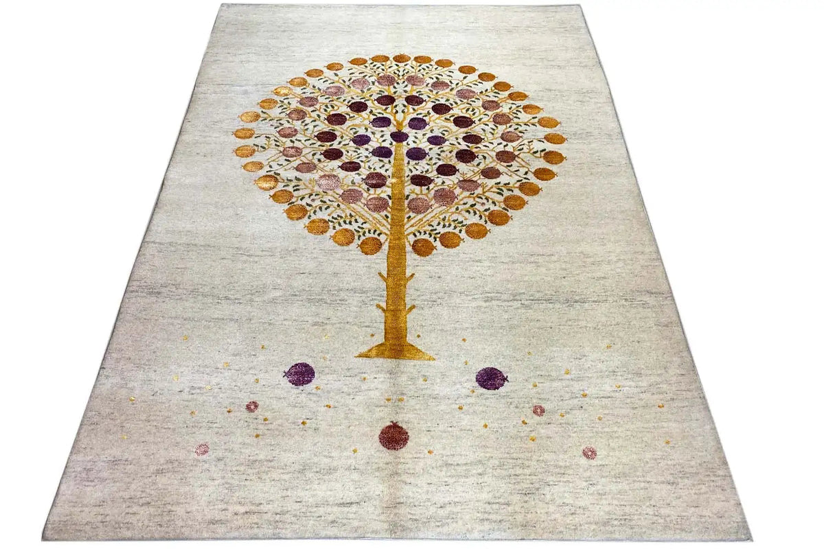 Tapis Gabbeh en vue oblique : arbre de vie sur fond beige clair avec des cercles multicolores