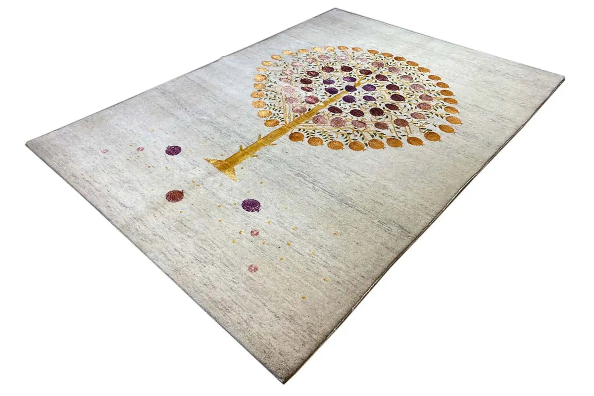 Tapis gabbeh à coupe diamant : arbre de vie doré et violet sur fond clair