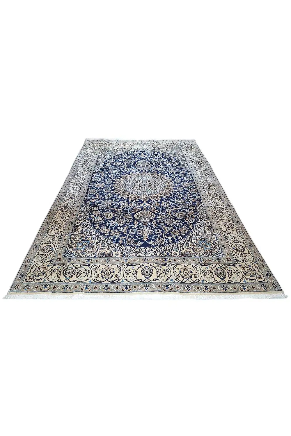 Tapis oriental beige avec motif de médaillon bleu et large bordure décorative.