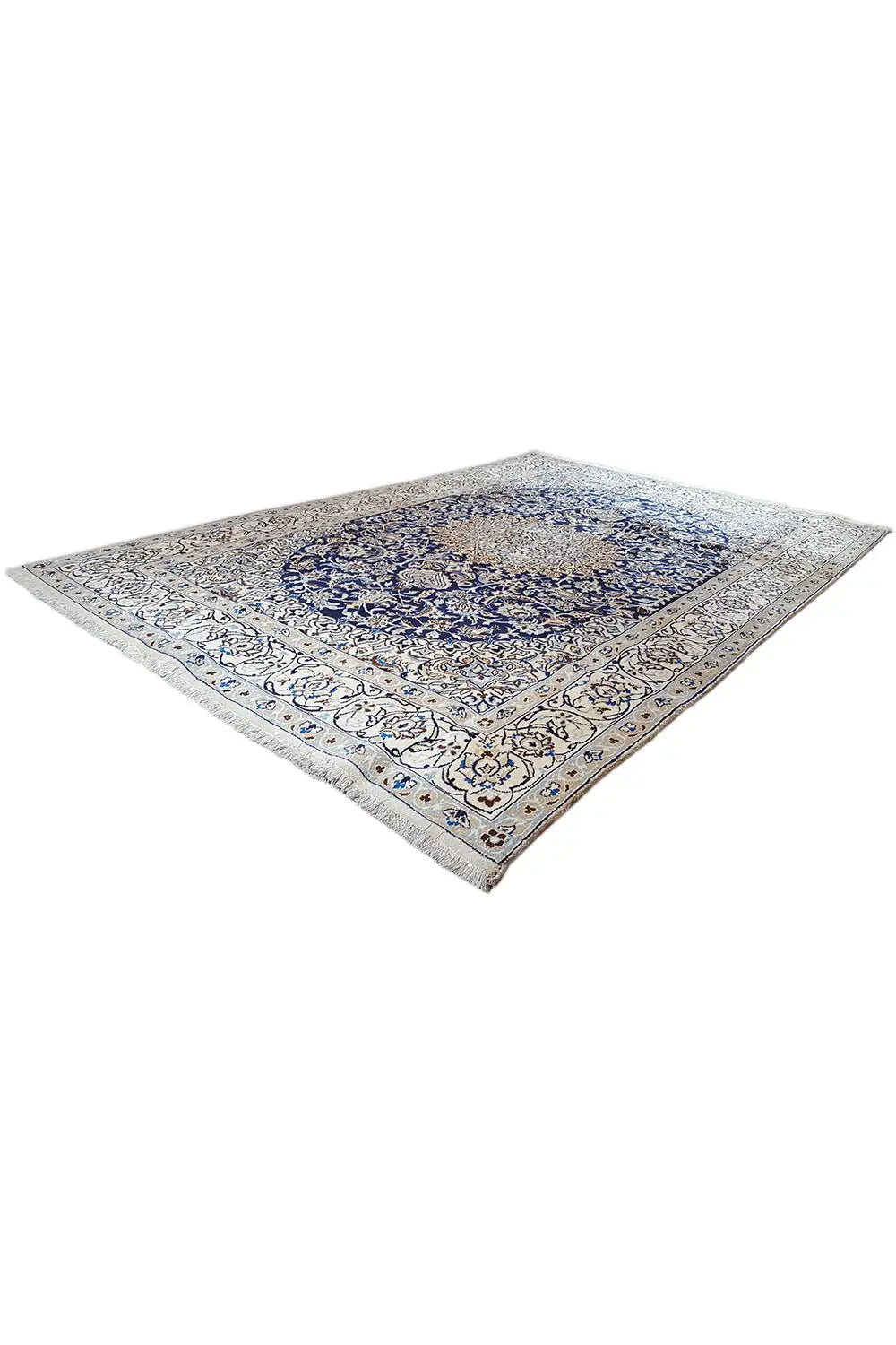 Vue d’angle : tapis oriental plat avec médaillon bleu et ornements périphériques.