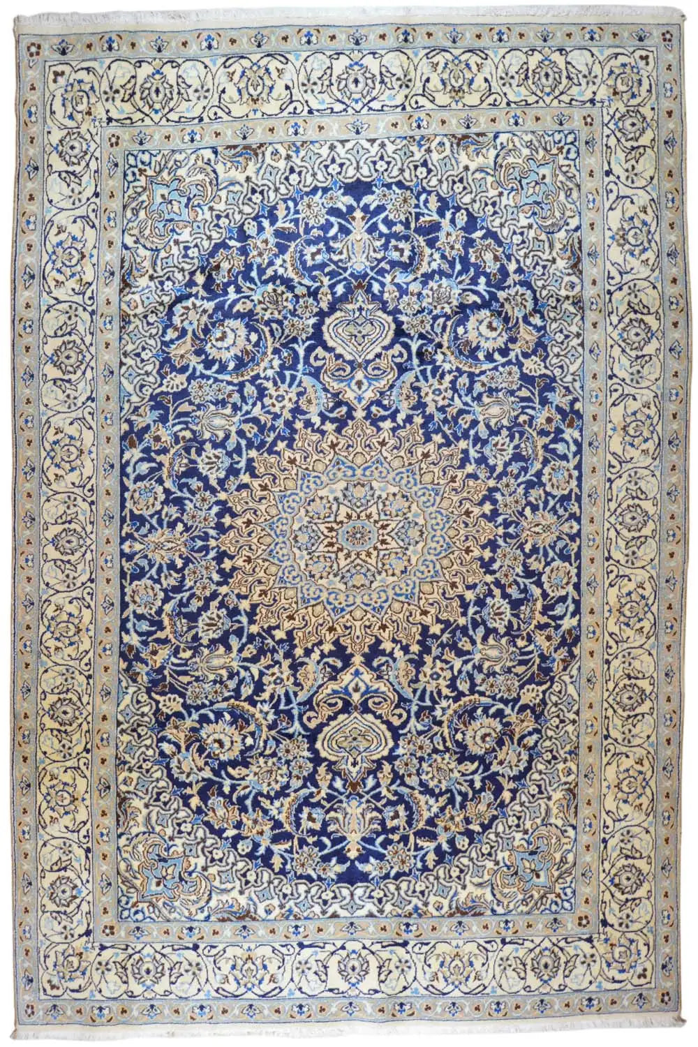 Tapis oriental bleu et blanc avec motif de médaillon ornemental et bordure périphérique.