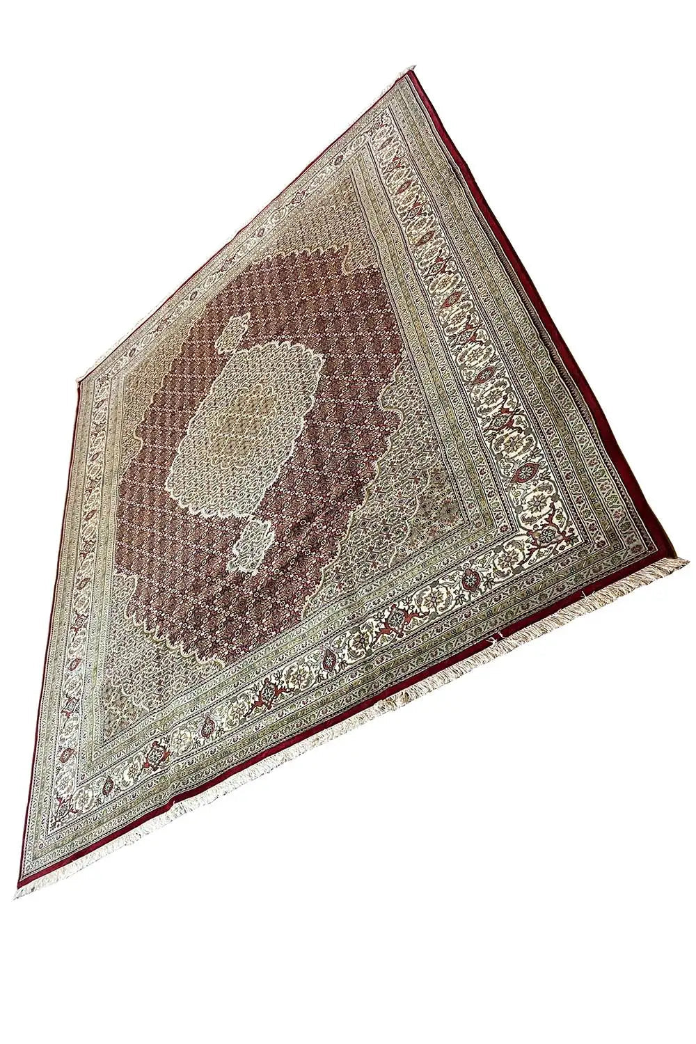 Tapis Indo Täbriz, perspective en triangle : bordure à motifs et médaillon central crème et brun